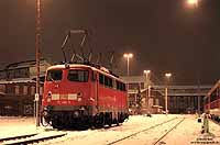 Im verschneiten „Bw“ Hannover wartet die 110 466 auf den nächsten Einsatz. 13.1.2010