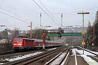 Neben der Eurobahn und dem Fernverkehr ist auch DB-Regio mit einem Ersatzpark unterwegs. Aufgrund des Fahrzeugmangels bei der Baureihe 425 muss auf der RB48 die 111 118 mit einer n-Wagengarnitur einspringen. Wuppertal Zoologischer Garten, 8.2.2010