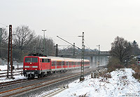 Um den ständigen Fahrzeugengpass bei den Deutzerfeldern 425 zu begegnen, kam auf der RB48 Anfang Dezember wieder mal ein lokbespannter Park zum Einsatz. Mit der RB11976 nach Wuppertal fährt die 111 151 in Opladen ein. 2.12.2010