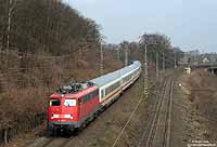 Auch im März wurde das ICE-Zugpaar 652/651 mit einem Ersatzpark (IC2862/2863) gefahren. Hier machten sich die Oldies der Baureihe 113 nützlich. Bei Köln West fährt die 113 309 mit dem IC 2862 nach Bonn Hbf. Am Zugschluss läuft die 113 267 mit. 23.3.2009