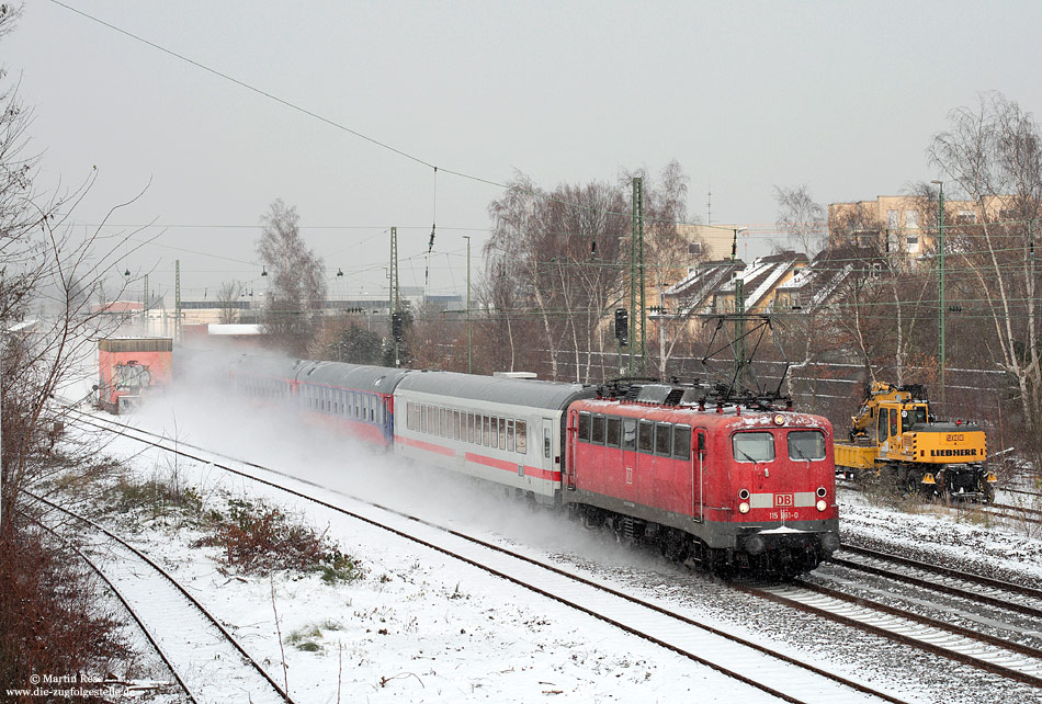 Am 2.12.2010 hatte die 115 261 den IC2862 von Hamm nach Bonn zu befördern. Nahezu pünktlich wirbelt der Zug in Leverkusen Schlebusch den Schnee auf. 2.12.2010