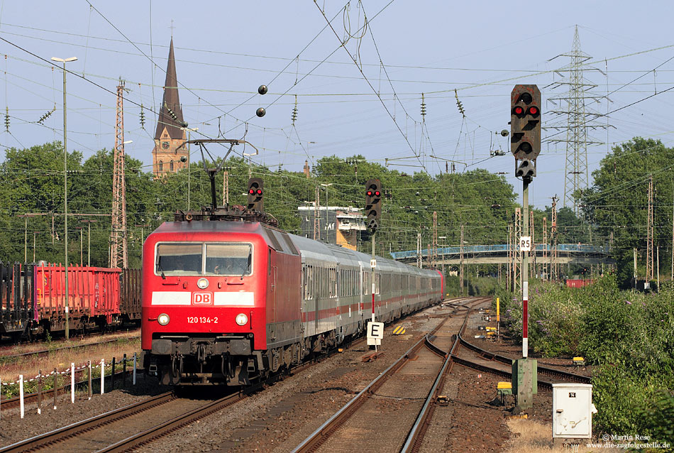 120 134 mit IC2213 (Binz – Stuttgart) in Mülheim Styrum. 2.7.2010