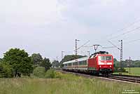 Inzwischen sind die Züge der "Mitte-Deutschland-Verbindung" auf eine Länge von fünf Wagen geschrumpft. Nahe Nordbögge fährt die 120 154 mit dem "InterCitychen" 2150 aus Stralsund nach Düsseldorf. 1.6.2009