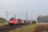 Neben dichtem Fernverkehr, S-Bahnen und Regionalexpresszügen „zwängen“ sich auch einige Güterzüge über die Riedbahn. Zwischen Dornheim und Riedstadt Wolfskehlen fährt die 152 026 mit dem FIR51575 aus Seelze kommend, nach Mannheim Rbf. 29.10.2010 