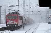 Bei dichtem Schneetreiben passiert die 155 020 mit einem Güterzug den Bahnhof Wuppertal Oberbarmen. 2.2.2010
