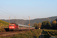 Die Moselstrecke ist inzwischen das Haupteinsatzgebiet der Baureihe 181, wo diese Lokomotiven im grenzüberschreitenden Verkehr nach Luxemburg eingesetzt werden. Aus Norddeich Mole kommend fährt die 181 205 mit dem IC332 nahe Pommern dem nächsten Halt Cochem entgegen. 12.10.2010