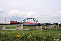 Mal wieder Ersatzverkehr: Aufgrund fehlender Abnahme bei der Baureihe 442 werden derzeit zwischen Leipzig und Cottbus zwei Umläufe mit der Baureihe 182 gefahren. Nahe Torgau überquert die 182 006 mit dem RE29131 die Elbe. 5.8.2010