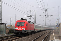 Die 25 Lokomotiven der Baureihe 182 werden zurzeit universell eingesetzt! Neben Leistungen für DB-Schenker und DB-Regio kommen diese Lokomotiven auch im Fernverkehr zum Einsatz. Zu den planmäßigen Leistungen zählt der IC2023 (Hamburg Altona – Frankfurt), mit dem die 182 012 am 16.11.2010 in Hürth-Kalscheuren fotografiert wurde.