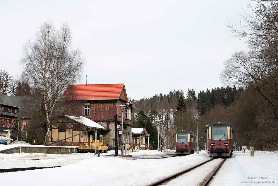 Im Ausbesserungswerk Halberstadt entstanden 1999 vier Neubautriebwagen für die Harzer Schmalspurbahn (HSB), um den Betrieb auf den schwach frequentierten Strecken wirtschaftlicher gestalten zu können. Im Bahnhof Alexisbad treffen sich der 187 016 und 187 017. 26.2.2010
