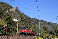 Unterhalb der Burg Bischofstein fährt die 189 020 mit dem FE 45672 (Gremberg - Wissembourg) durch das Moseltal. 12.10.2010