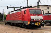 Schon seit einigen Wochen sollen die Erzpendel von Rotterdam nach Dillingen mit der Baureihe 189 bespannt werden. Aufgrund von Abnahmeproblemen der Mittelpufferkupplung werden diese Lokomotiven allerdings noch nicht eingesetzt. Am 14.4.2010 wartete die 189 032 im Bh Gremberg auf die Zulassung durch das EBA.