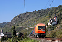 Derzeit entsteht in Cochem die zweite Röhre für den "Kaiser Wilhelmtunnel". Der anfallende Abraum wir per Eisenbahn in den Westerwald abgefahren. Mit einem dieser Abrauzüge passiert die 2016 906 das bekannte Fotomotiv in Hatzenport. 12.10.2010
