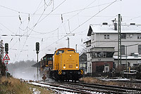 Mit einer Baumaschine am Haken rauscht die 203 204 am 2.12.2010 durch Leichlingen. In fast ganz Deutschland begann der Dezember mit Schnee und Eis!