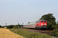 Auf dem Weg von Hamburg nach Puttgarden passiert die 218 322 mit dem Lr77728 den Bahnhof Burg West. Ab Puttgarden fährt der Zug dann als IC2327 nach Frankfurt/Main.
