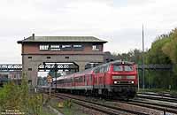 Während auf den nicht elektrifizierten Strecken Deutschlands zumeist Triebwagen dominieren, findet man rund um Memmingen noch viele lokbespannte Reisezüge. Unterhalb des ehemaligen Stellwerks des Bahnhofs Memmingen habe ich am 9.5.2010 die 218 461 mit dem RE 32703 (Ulm – Oberstdorf) fotografiert.