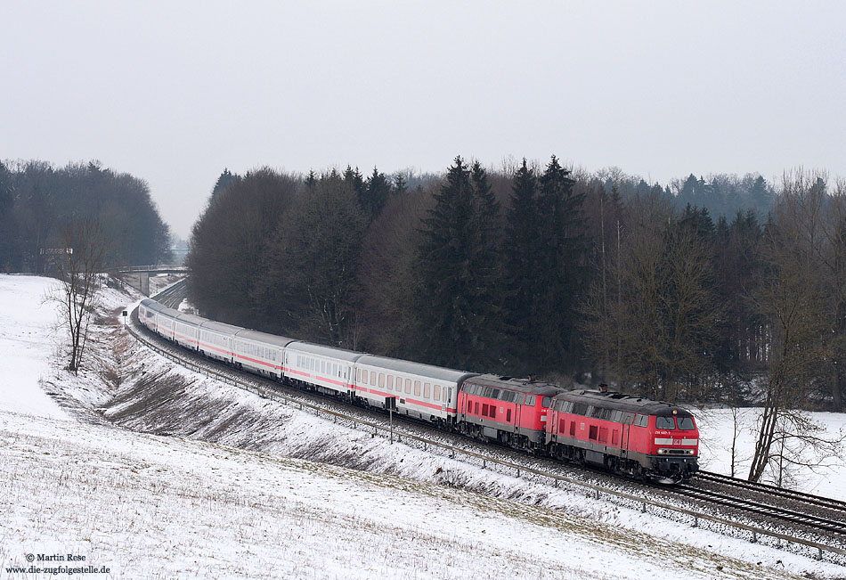 Letztes verbliebenes Fernzugpaar auf der KBS 751 ist das Zugpaar IC118/IC119. Bespannt mit der 218 487 und 456 fährt der IC118 (Salzburg – Münster) zwischen Meckenbeuren und Oberzell dem nächsten Halt Ravensburg entgegen. 27.1.2010
