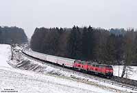 Letztes verbliebenes Fernzugpaar auf der KBS 751 ist das Zugpaar IC118/IC119. Bespannt mit der 218 487 und 456 fährt der IC118 (Salzburg – Münster) zwischen Meckenbeuren und Oberzell dem nächsten Halt Ravensburg entgegen. 27.1.2010