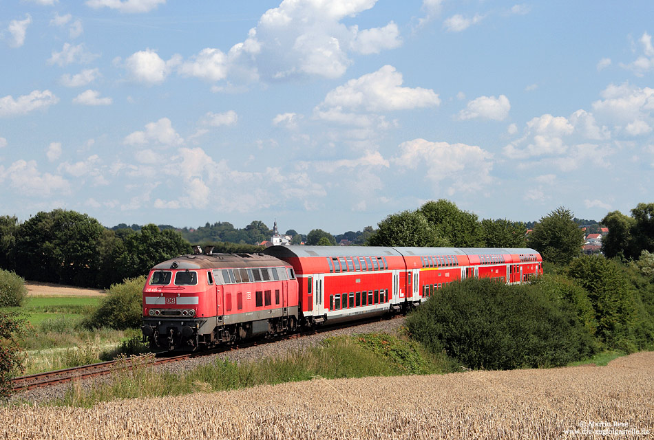 Zwischen Bad Vilbel und Stockheim dominieren bis auf wenige Ausnahmen 218-bespannte Doppelstockzüge. Zwischen Büdesheim und Nidderau Windecken schiebt die 218 497 den RE15034 nach Glauburg Stockheim. 10.8.2010