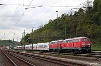 Am 5.5.2010 mussten die Kölner „Abschlepploks“ (218 833 und 825) nach Aachen Hbf ausrücken, um einen leigengebliebenen ICE abzuschleppen. Mit dem defekten 406 007 am Haken ging es zurück nach Köln Bbf, aufgenommen in Stolberg Hbf.