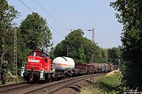 Aufgrund von Schäden an der Müngstener Brücke muss der Güterverkehr aus Remscheid seit einigen Wochen den Umweg über Wuppertal nehmen. Am 23.6.2010 rollt die 294 880 mit dem gut ausgelasteten FZT 54739 nahe Gruiten nach Köln Kalk Nord.