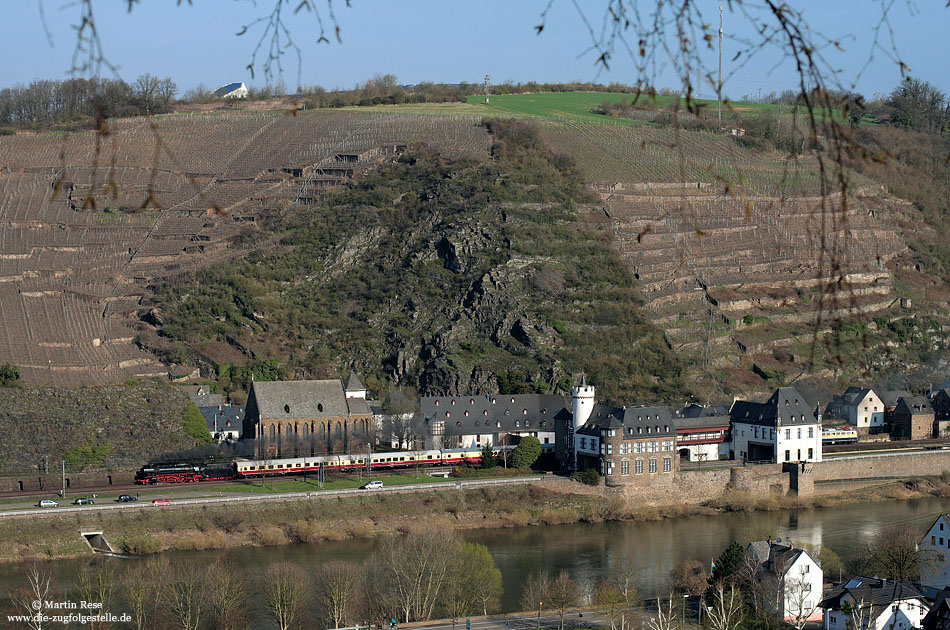 Das Dampfspektakel rund um Trier, Ostern 2010, lockte viele Eisenbahnfreunde in den Südwesten Deutschlands. Am 5.4. verschlug es auch mich an die Mosel. Bei Kobern Gondorf entstand die Aufnahme der 41 360 mit dem IC 91302 (Dortmund - Trier).