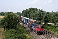Bei Müllheim (Baden) fährt die Re421 373 mit der rollenden Landstraße gen Süden. 14.7.2010
