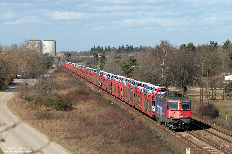 Bei Wiesental fährt die Re421 394 der SBB-Cargo mit einer Ladung Neuwagen gen Süden. 5.3.2010