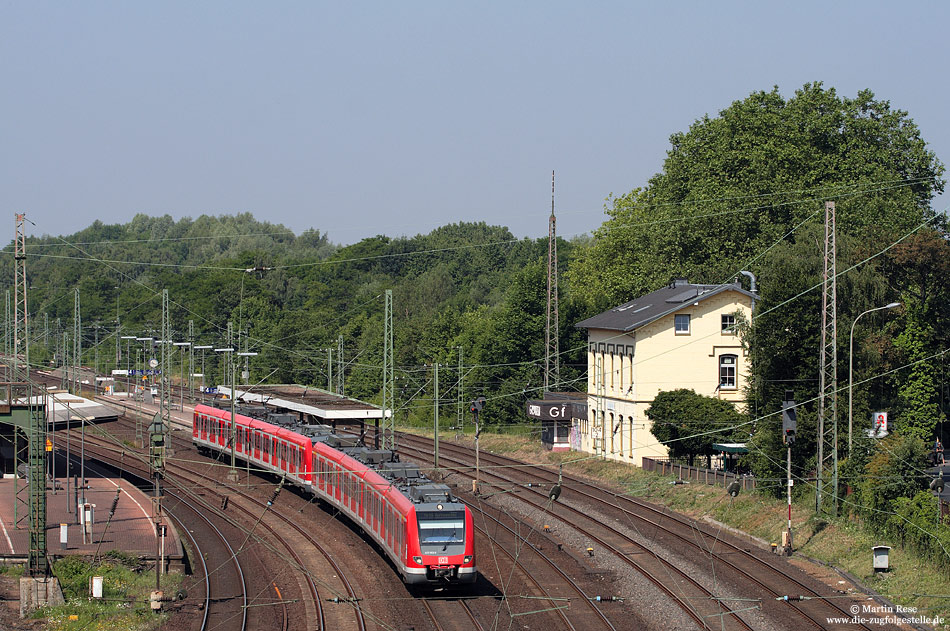 Die Triebwagen der Baureihe 422 und 423 verdrängen zunehmend die lokbespannten S-Bahnen an Rhein und Ruhr. Am 23.6.2010 war der 422 062 auf der S8 unterwegs und wurde im Bahnhof Gruiten fotografiert.