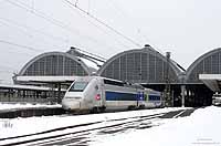 Aus Paris kommend verlässt der TGV9543 soeben den Karlsruher Hauptbahnhof mit dem Ziel Stuttgart Hbf. 13.2.2010