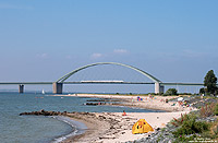 Wahrzeichen der Insel Fehmarn ist die 1963 eröffnete Fehmarnsundbrücke. Als ICE 33 (Hamburg - Kopenhagen) passiert ein ICE-DT dieses markante Bauwerk. 21.7.2010