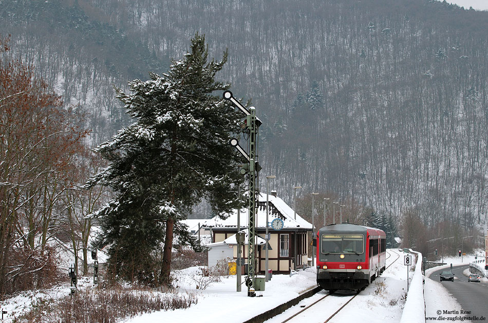 Im März 2010 machte die Strecke Remagen – Dernau, wegen der dort ersatzweise eingesetzten Baureihe 218, Schlagzeilen. Seit Mitte Dezember wird der „Dernaupendel“ nun mit Trierer 628 gefahren! Als RB12677 (Dernau – Remagen erreicht der 628 468 Walporzheim. 28.12.2010