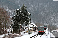 Im März 2010 machte die Strecke Remagen – Dernau, wegen der dort ersatzweise eingesetzten Baureihe 218, Schlagzeilen. Seit Mitte Dezember wird der „Dernaupendel“ nun mit Trierer 628 gefahren! Als RB12677 (Dernau – Remagen erreicht der 628 468 Walporzheim. 28.12.2010