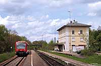 Der Nahverkehr zwischen Ehingen und Memmingen ist in fester Hand der Baureihe 650 vom Bw Ulm. Als RB22367 legt der 650 116 in Kellmünz einen kurzen Halt ein. 9.5.2010