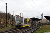 Auf den wenigen, noch im Reisezugverkehr, bedienten Strecken im südlichen Sachsen Anhalt verkehrt die Burgenlandbahn. Als RB 25813 nach Querfurt verlässt der 672 908 den Bahnhof Merseburg. 8.11.2010