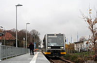 Die Kursbuchstrecke 588 (Merseburg – Querfurt) steht schon lange auf der “Abschussliste”. Aktuell wurden die stündlich verkehrenden Reisezüge zunächst für ein Jahr weiterbestellt. Bleibt abzuwarten, was dann im Dezember 2011 aus dieser Strecke wird … 
Am Endbahnhof (Haltepunkt) wartet der 672 920 auf die Rückfahrt nach Merseburg. 8.11.2010