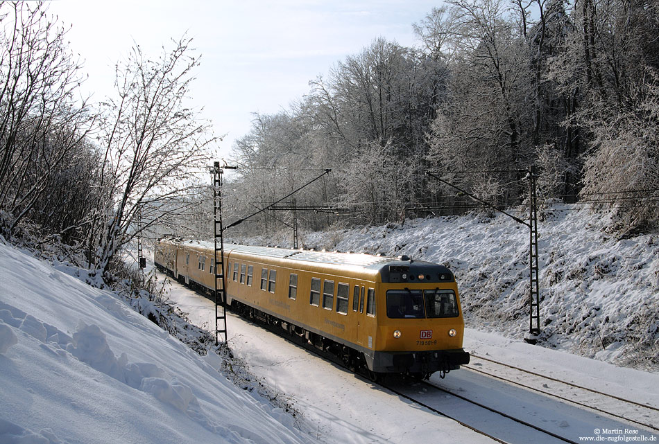 Der Schienenprüfzug 719 001 ist im gesamten Bundesgebiet anzutreffen. Am 7.12.2010 war der Zug auf der Strecke Köln – Wuppertal unterwegs und überraschte mich nahe Solingen Hbf.