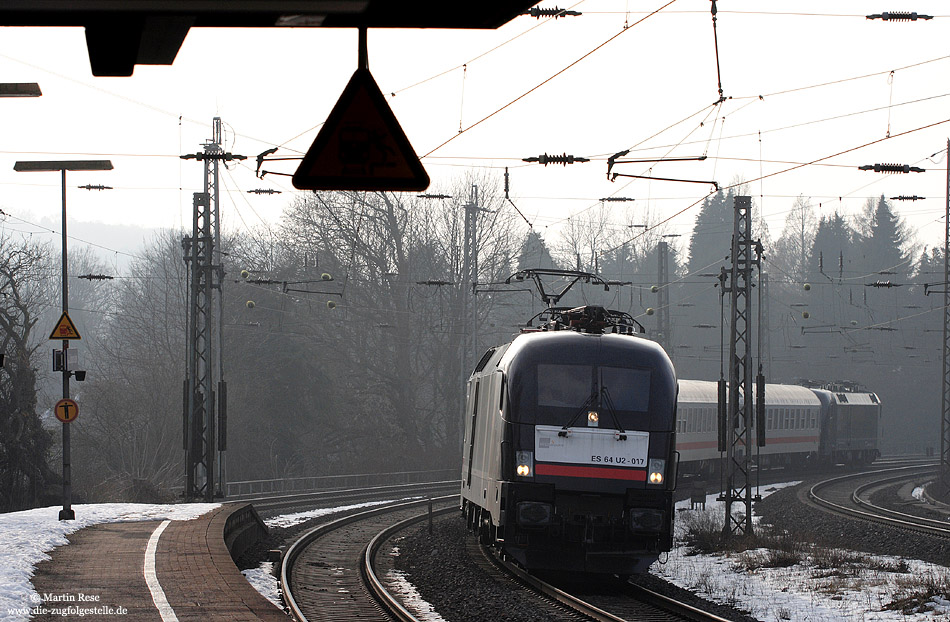 Ebenfalls Ersatzverkehr gibt es auf der ICE-Linie 10. Hier wird ein Zugpaar zwischen Hamm und Bonn mit einem „Taurus-Sandwich“ gefahren. Am 8.2.2010 fahrt der IC2863 aus Bonn kommend bei Wuppertal Zoologischer Garten dem nächsten Halt Wuppertal Hbf entgegen. Bespannt war dieser Zug mit den Dispo-Tauri ES64 U2-017 und 001.
