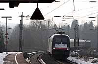 Ebenfalls Ersatzverkehr gibt es auf der ICE-Linie 10. Hier wird ein Zugpaar zwischen Hamm und Bonn mit einem „Taurus-Sandwich“ gefahren. Am 8.2.2010 fahrt der IC2863 aus Bonn kommend bei Wuppertal Zoologischer Garten dem nächsten Halt Wuppertal Hbf entgegen. Bespannt war dieser Zug mit den Dispo-Tauri ES64 U2-017 und 001.