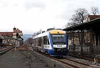 Auf den Strecken rund um Halberstadt dominieren die Triebwagen des Harzexpress (HEX). Als HEX 83399 (Thale – Vienenburg) fährt der VT806 in Quedlinburg ein. 26.2.2010