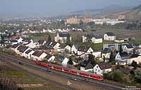 Ebenfalls bei Walporzheim schiebt die 218 137 die RB 12732 nach Dernau. 19.4.2010