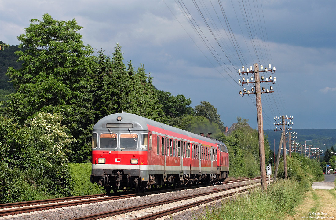 Eine weitere Aufnahme aus dem Ahrtal zeigt die mit dem Steuerwagen voraus fahrende RB12730 bei Bad Bodendorf. 7.6.2010