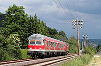 Eine weitere Aufnahme aus dem Ahrtal zeigt die mit dem Steuerwagen voraus fahrende RB12730 bei Bad Bodendorf. 7.6.2010