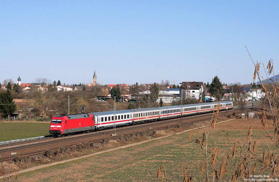 Am Morgen des 7.3.2001 fährt die 101 007 mit dem IC2271 bei Heidelberg Kirchheim/Rohrbach nach Karlsruhe.