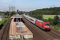 Mit dem IC1911 nach Stuttgart passiert die 101 076 die S-Bahnstation Leverkusen Rheindorf. 2.9.2011