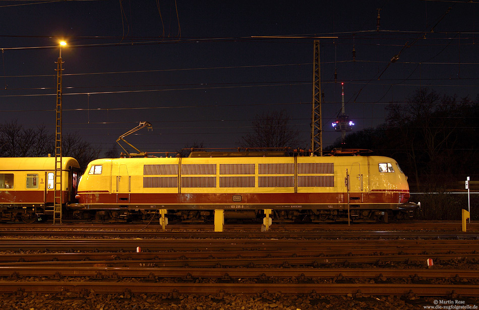Mit dem IC2417 aus Flensburg hat die 103 235 Köln Bbf erreicht …, 18.12.2011