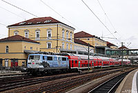 Am Abend des 18.6.2011 überraschte mich in Regensburg Hbf eine der Werbelokomotiven der Baureihe 111. 111 031 mit dem RE4264 nach Nürnberg.