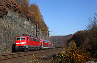 Nachdem das Gastspiel der Baureihe 145 auf dem RE4 beendet ist, bestimmt die Baureihe 111 wieder das Bild dieser Linie. Mit dem RE10418 (Dortmund – Aachen) hat die 111 119 soeben Ennepetal verlassen. 9.11.2011