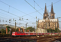 Am Morgen des 1.8.2011 verlässt die 111 151 mit der RB10306 (Bonn Mehlem – Wuppertal Hbf) den Kölner Hauptbahnhof.  

