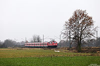 Nach der Zulassung des Talent 2 dürfte die Zeit der Ersatzzüge im Raum Nürnberg bald vorbei sein. Derzeit sind hier noch die Baureihen 111, 143 und 185 im Einsatz. Am 24.11.2011 fährt die 111 225 mit der S1 nach Bamberg dem nächsten Halt Kersbach entgegen.
