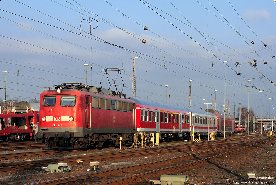 Die 115 114 (Abnahme 21.11.1957) ist inzwischen die dienstälteste, im Einsatz befindliche, Lokomotive ihrer Baureihe! Am 28.1.2011 habe ich die 53-jährige mit dem Pbz2471 nach Frankfurt in Dortmund Betriebsbahnhof fotografiert.